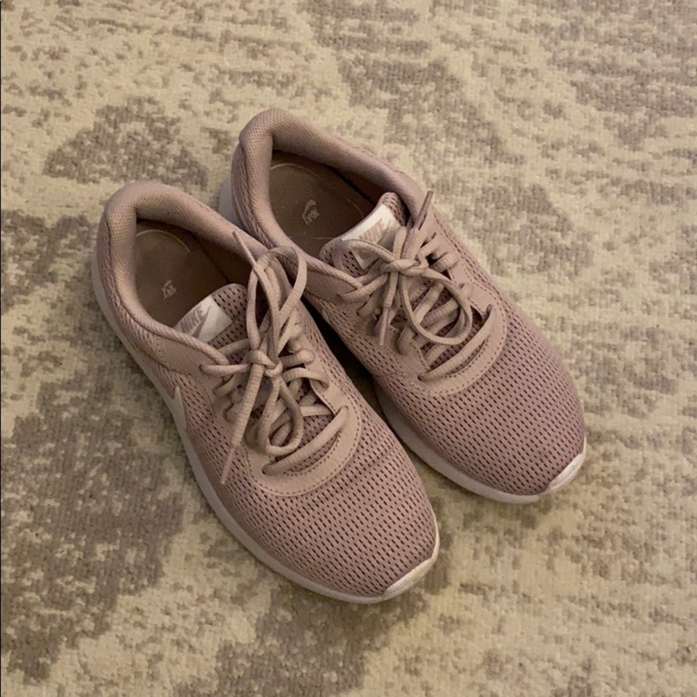 Nike Tanjun